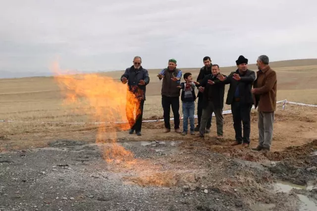 Niğde'de Su Aramak İçin Yapılan Kazıda Çıkan Doğal Gaz 24 Saattir Hala Yanıyor