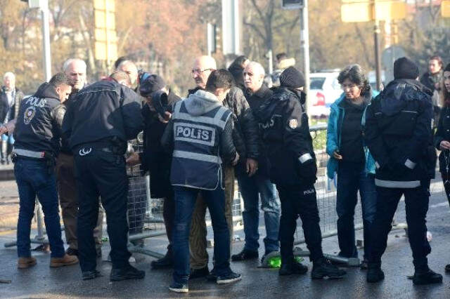 Asker, HDP'nin Kongresi için Ankara'nın Girişinde Nöbet Tuttu Asker, HDP'nin Kongresi için Ankara'nın Girişinde Nöbet Tuttu