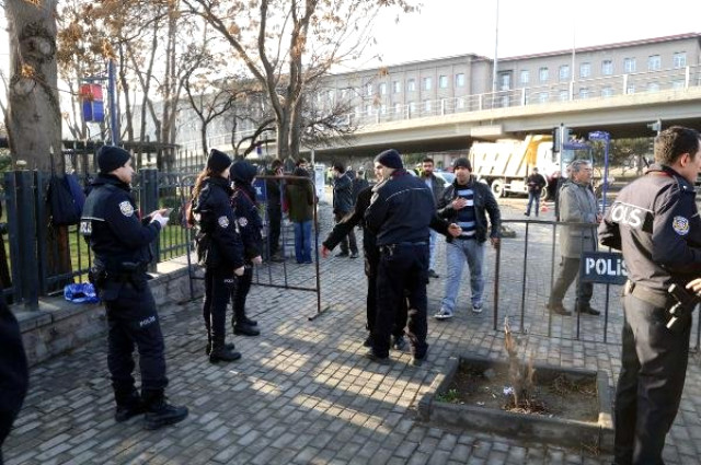Asker, HDP'nin Kongresi için Ankara'nın Girişinde Nöbet Tuttu Asker, HDP'nin Kongresi için Ankara'nın Girişinde Nöbet Tuttu