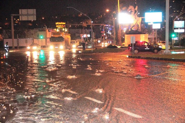 Bodrum'da Su Borusu Patladı, Ortalık Savaş Alanına Döndü