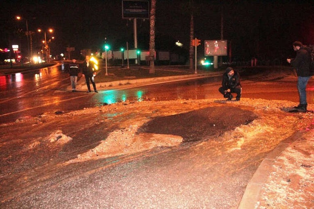 Bodrum'da Su Borusu Patladı, Ortalık Savaş Alanına Döndü