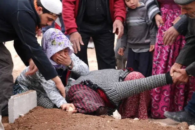 Kahramanmaraş'taki Feci Kazada Ölen 9 Kişi Ağıtlarla Yan Yana Defnedildi