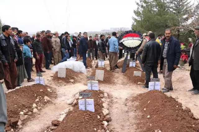 Kahramanmaraş'taki Feci Kazada Ölen 9 Kişi Ağıtlarla Yan Yana Defnedildi