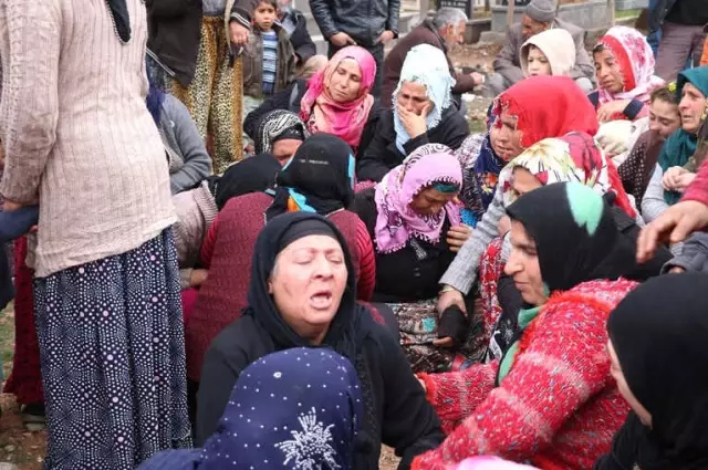 Kahramanmaraş'taki Feci Kazada Ölen 9 Kişi Ağıtlarla Yan Yana Defnedildi