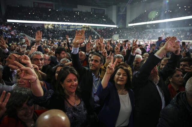HDP Kongresi'nde Skandal! Terörist Başına Selam Gönderip Hainleri Kardeş İlan Ettiler