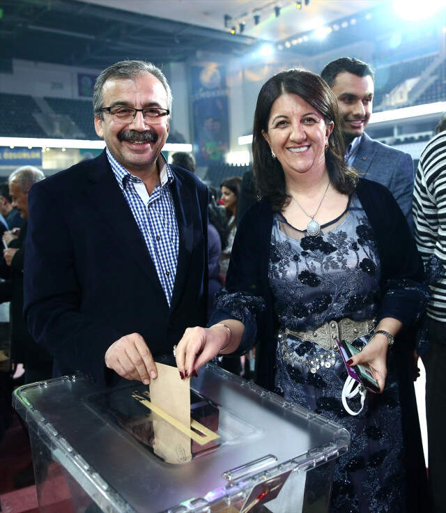 HDP Kongresi'nde Skandal! Terörist Başına Selam Gönderip Hainleri Kardeş İlan Ettiler