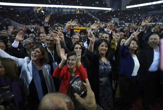 HDP Kongresi'nde Skandal! Terörist Başına Selam Gönderip Hainleri Kardeş İlan Ettiler