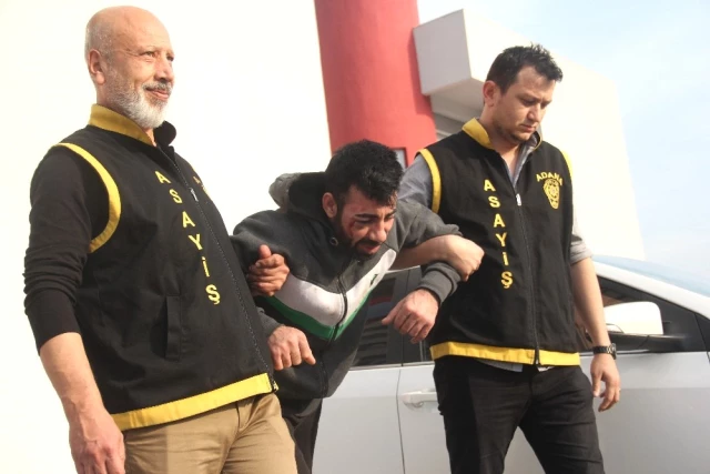 Adana'da Balkonlardan Giren Hırsız Düşerek Yaralandı, Linç Edilmekten Polis Kurtardı