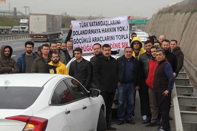 Sıfır Araçlarının Hatalı Çıktığını İddia Eden Sürücüler, Fabrika Önünde Eylem Yaptı