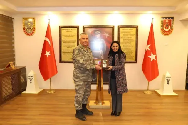 Şırnaklı Kadınlar Mehmetçik İçin Atkı, Bere ve Eldiven Ördü