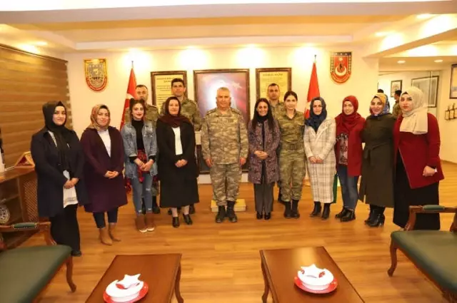 Şırnaklı Kadınlar Mehmetçik İçin Atkı, Bere ve Eldiven Ördü