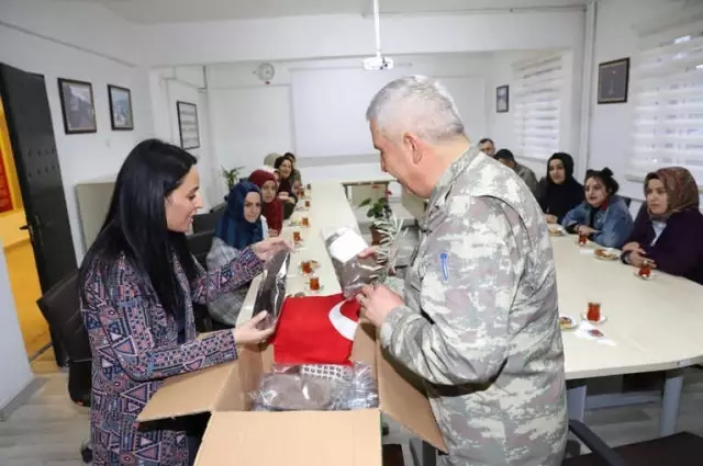 Şırnaklı Kadınlar Mehmetçik İçin Atkı, Bere ve Eldiven Ördü