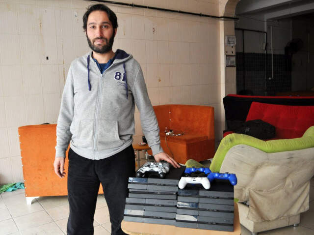 En Yakın Arkadaşının Playstation Dükkanını Soydu
