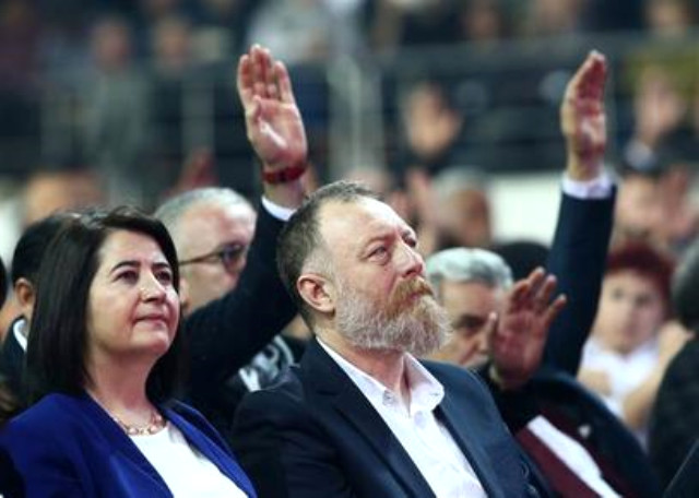 HDP Eş Genel Başkanı Sezai Temelli ile CHP'li vekil Aytuğ Atıcı'nın Benzerliği Sosyal Medyayı Salladı