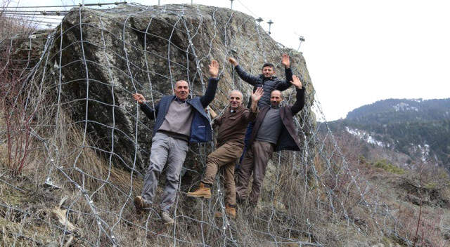 Artvin'de Köy İçin Tehlike Oluşturan Kayaya Çelik Halatlı Önlem Alındı Artvin'de Köy İçin Tehlike Oluşturan Kayaya Çelik Halatlı Önlem Alındı
