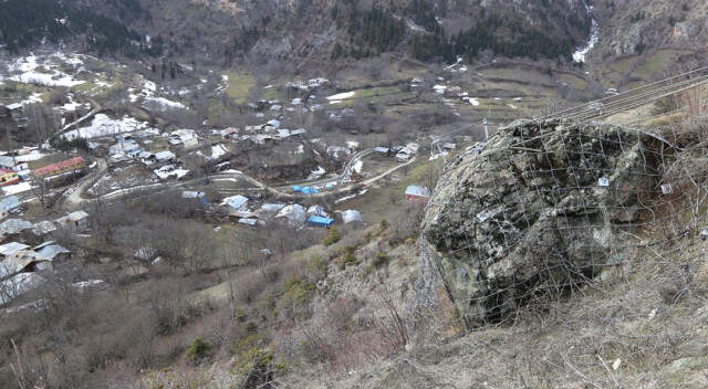 Artvin'de Köy İçin Tehlike Oluşturan Kayaya Çelik Halatlı Önlem Alındı Artvin'de Köy İçin Tehlike Oluşturan Kayaya Çelik Halatlı Önlem Alındı