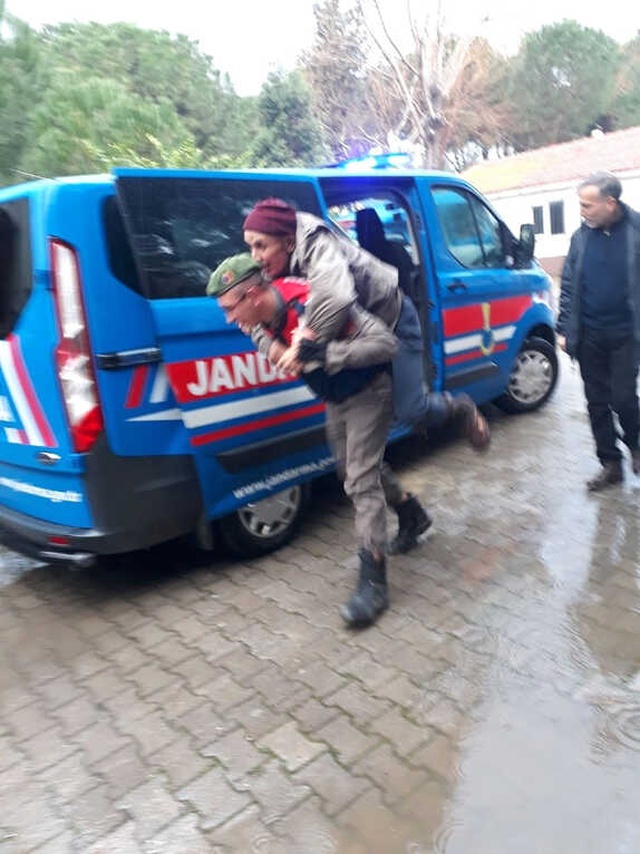 Jandarma, Yaşlı Alzheimer Hastasını Arabaya Kadar Sırtında Taşıdı