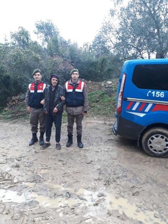 <a class='keyword-sd' href='/jandarma/' title='Jandarma'>Jandarma</a>, Yaşlı Alzheimer Hastasını Arabaya Kadar Sırtında Taşıdı