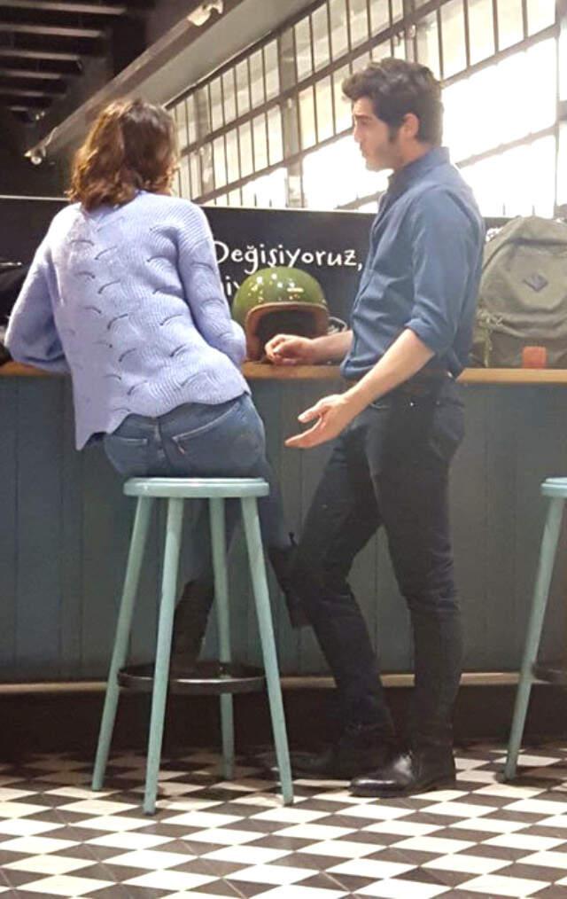 Oyuncu Çift Büşra Develi ile Burak Deniz Önce Kavga Etti, Sonra Öpüşüp Barıştı