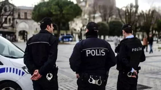 Şişli'de İki Grup Arasında Taşlı Sopalı Kavga! Hamile Kadın Fenalaştı, 4 Kişi Yaralandı