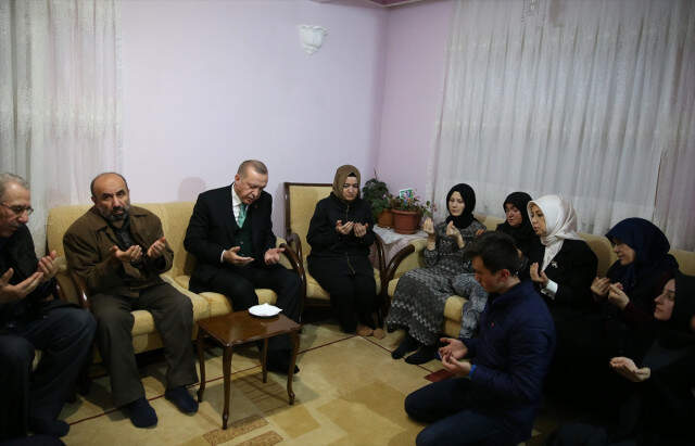 Erdoğan, Haciz Şoku Yaşayan Şehit Ailesini Ziyaret Etti! Acılı Anneyle Diyaloğu Göz Yaşarttı