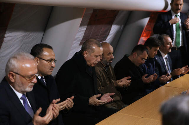 Erdoğan, Haciz Şoku Yaşayan Şehit Ailesini Ziyaret Etti! Acılı Anneyle Diyaloğu Göz Yaşarttı