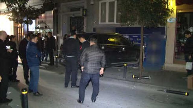 Şişli'de Direksiyon Başında <a class='keyword-sd' href='/epilepsi-2/' title='Epilepsi'>Epilepsi</a> Krizi Geçiren Vale, Ciple Telefon Bayisine Daldı