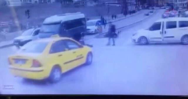 Kavşakta Ani Fren Yapan Motor Sürücüsü, Asfalta Çakıldı