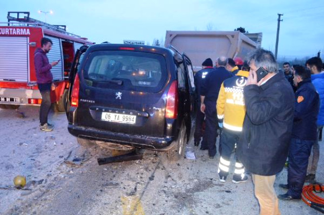 Ankara'da Otomobil TIR'a Çarptı: 4 Ölü, 1 Yaralı