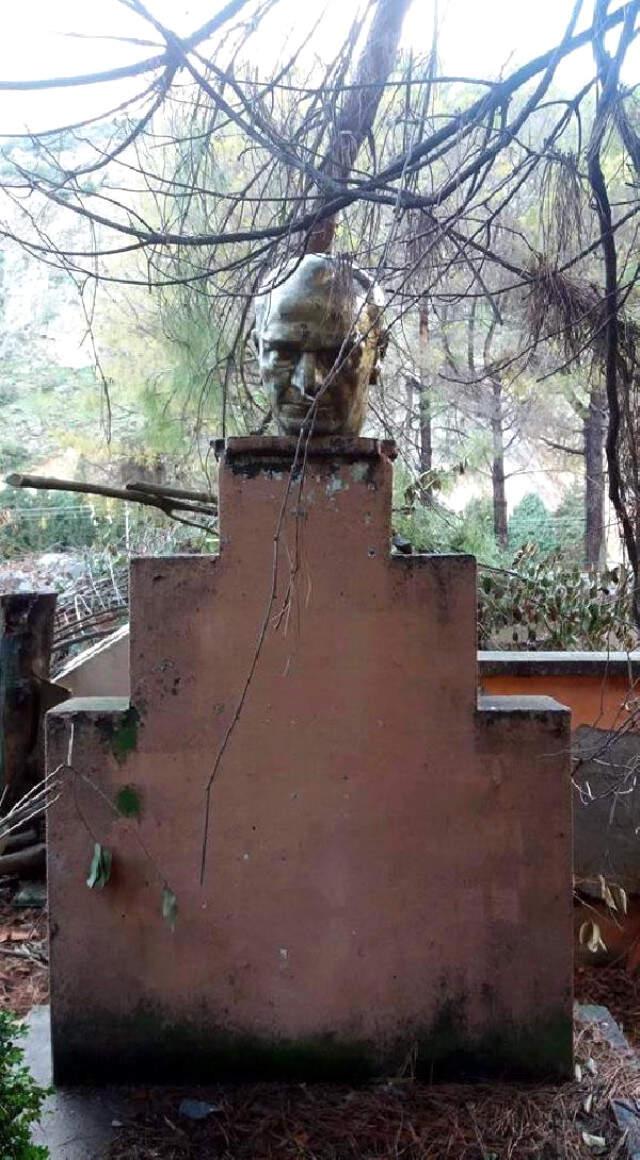 İlkokul Bahçesindeki Atatürk Büstüne Çirkin Saldırı! Kaidesinden Koparılıp Yere Fırlatıldı