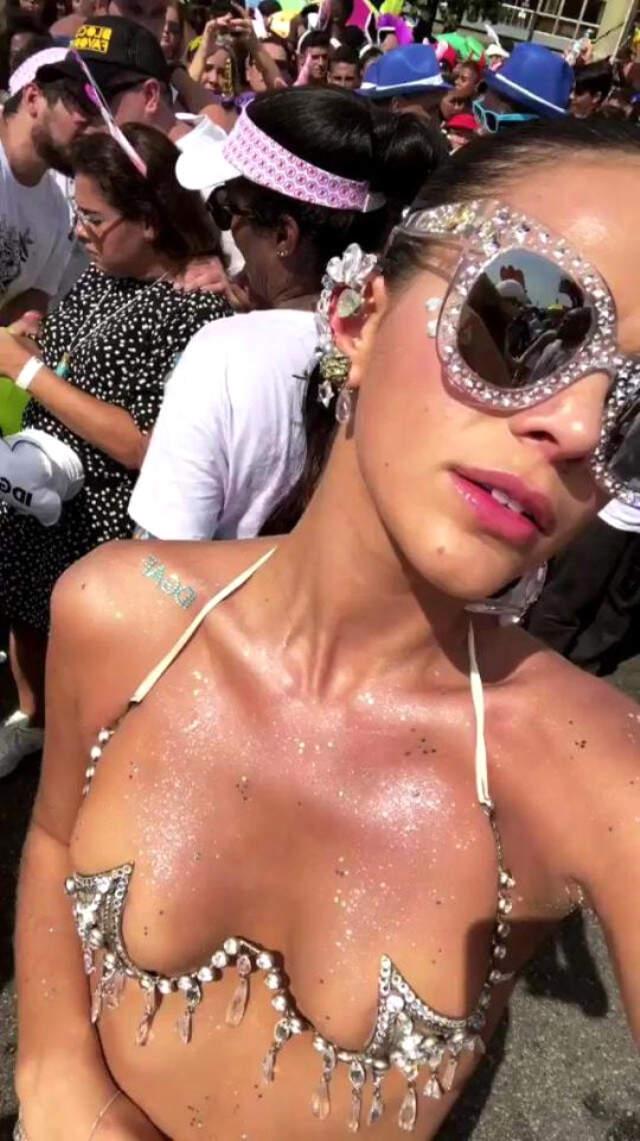 Neymar'ın Sevgilisi, Rio Karnavalında Giydiği Kıyafetle Gözleri Şaşı Etti