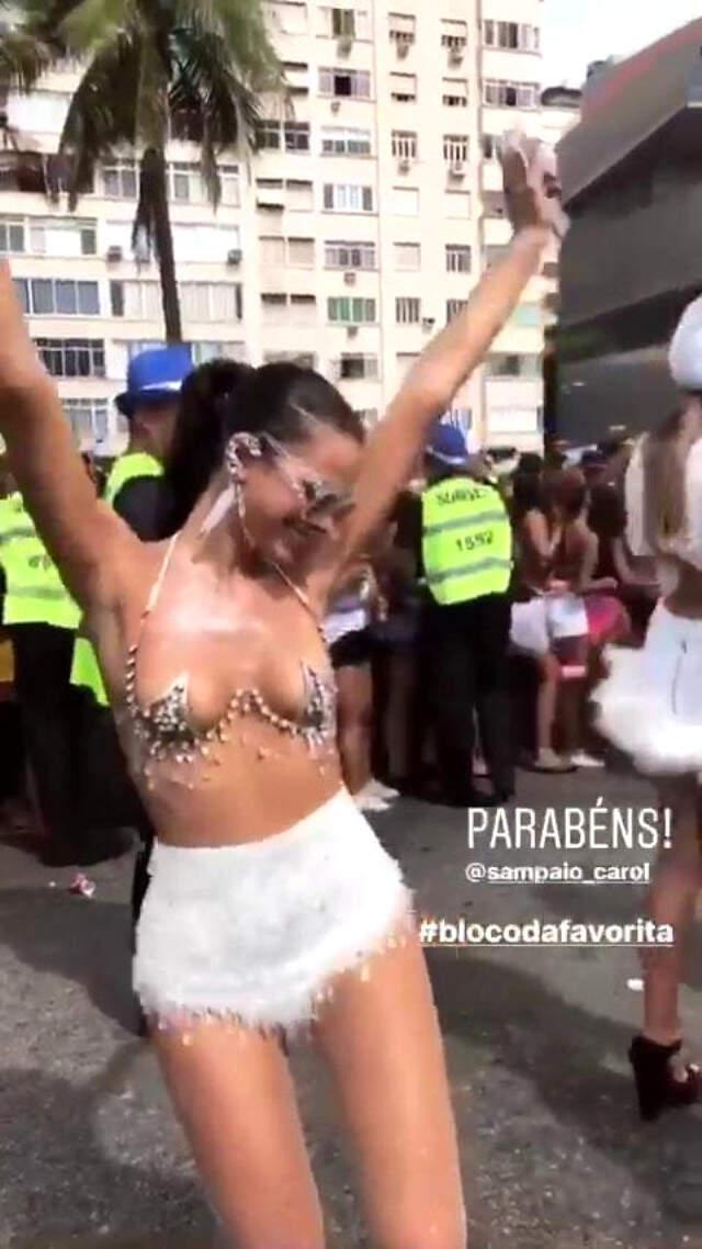 Neymar'ın Sevgilisi, Rio Karnavalında Giydiği Kıyafetle Gözleri Şaşı Etti