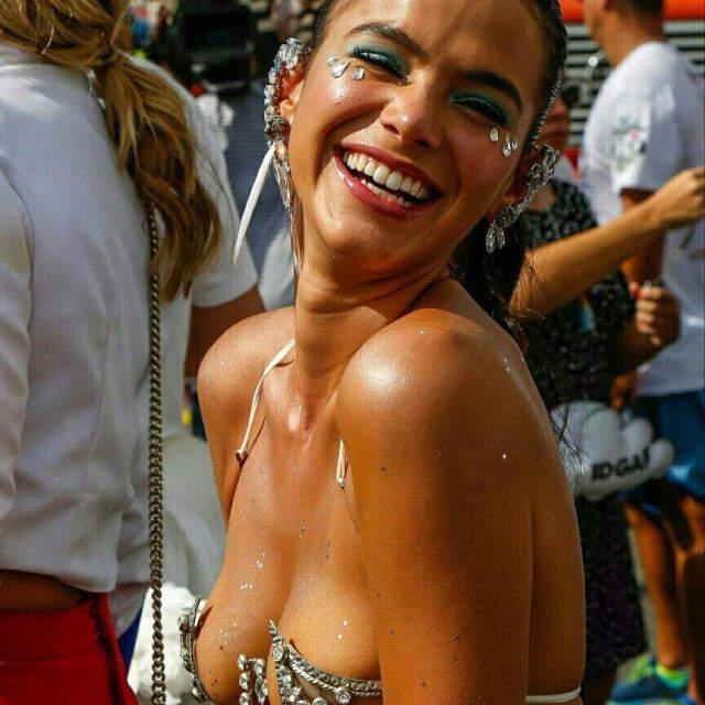 Neymar'ın Sevgilisi, Rio Karnavalında Giydiği Kıyafetle Gözleri Şaşı Etti