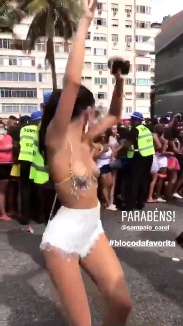 Neymar'ın Sevgilisi, Rio Karnavalında Giydiği Kıyafetle Gözleri Şaşı Etti