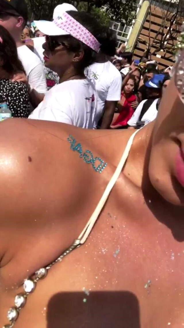 Neymar'ın Sevgilisi, Rio Karnavalında Giydiği Kıyafetle Gözleri Şaşı Etti