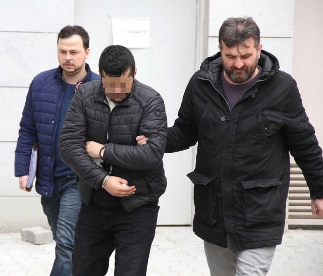 Gözaltındaki Arkadaşına Döner Ekmek Arası Uyuşturucu Hap Götürdü