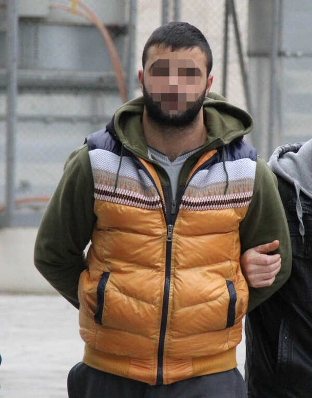 Gözaltındaki Arkadaşına Döner Ekmek Arası Uyuşturucu Hap Götürdü