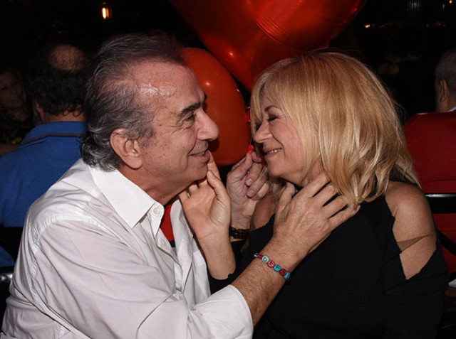 21 Yıl Doldu Aşk Bitmedi! Erhan Yazıcıoğlu Karısını Öpücüklere Boğdu