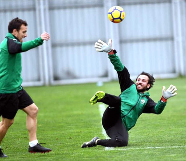 Çukur'un Vartolu'su Erkan Kolçak Köstendil'in Çocukluk Fotoğrafı Ortaya Çıktı Çukur'un Vartolu'su Erkan Kolçak Köstendil'in Çocukluk Fotoğrafı Ortaya Çıktı
