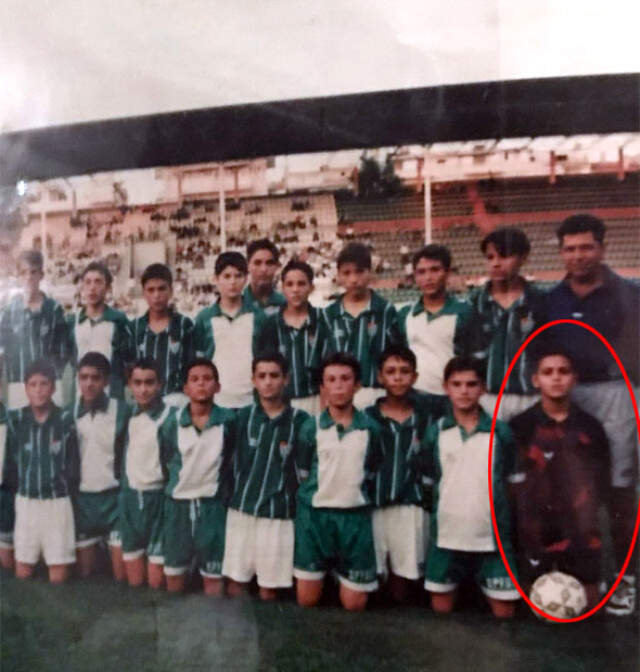 Çukur'un Vartolu'su Erkan Kolçak Köstendil'in Çocukluk Fotoğrafı Ortaya Çıktı Çukur'un Vartolu'su Erkan Kolçak Köstendil'in <a class='keyword-sd' href='/cocukluk/' title='Çocukluk'>Çocukluk</a> Fotoğrafı Ortaya Çıktı
