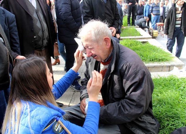Darp Edilen 78 Yaşındaki Boyacının Gözyaşlarını Vatandaşlar Sildi