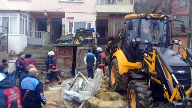 Sarıyer'de Çöken Balkonun Altında Kalan İneği <a class='keyword-sd' href='/itfaiye/' title='İtfaiye'>İtfaiye</a> Kurtardı