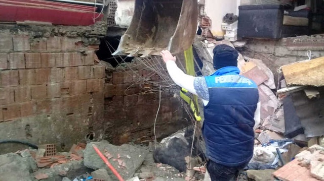 Sarıyer'de Çöken Balkonun Altında Kalan İneği İtfaiye Kurtardı