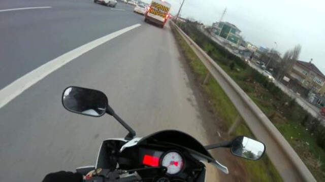 Servis Şoföründen Motosikletliye Otobanda Tekme Tokat Dayak Kamerada Servis Şoföründen Motosikletliye Otobanda Tekme Tokat Dayak Kamerada