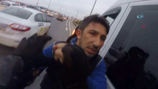 Servis Şoföründen Motosikletliye Otobanda Tekme Tokat Dayak Kamerada Servis Şoföründen Motosikletliye Otobanda Tekme Tokat Dayak Kamerada