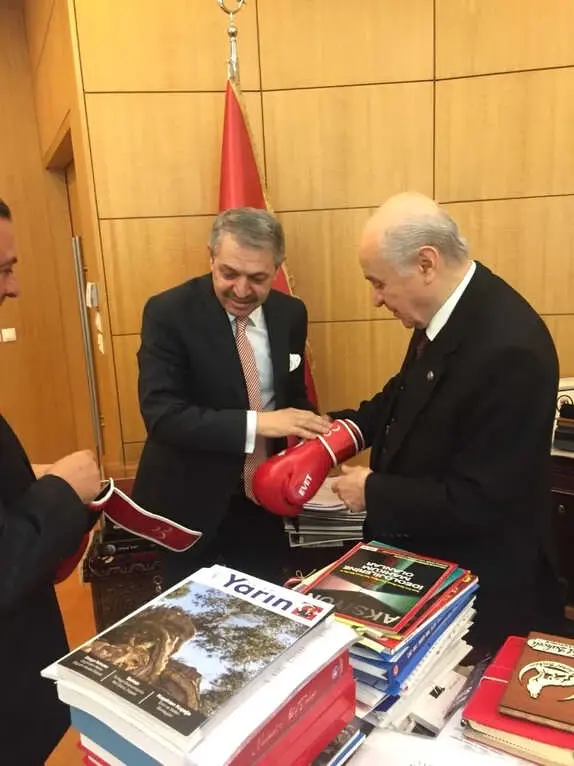 Devlet Bahçeli Boks Eldiveni Giydi