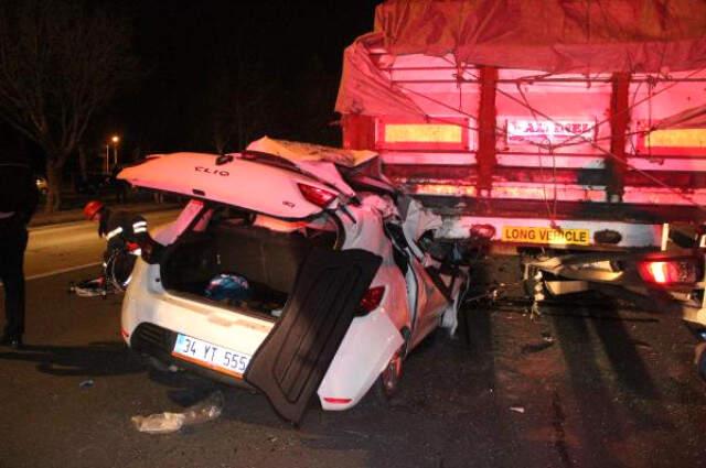 Konya'da Otomobil, TIR'a Arkadan Çarptı: 3'ü Ağır, 4 Yaralı