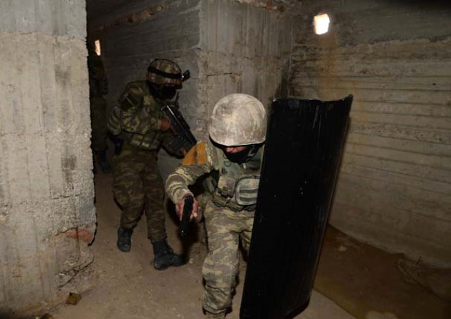 Afrin'de Zorlu Görev! Mehmetçik, Örümcek Ağını Andıran Tünellerde Terörist Avında