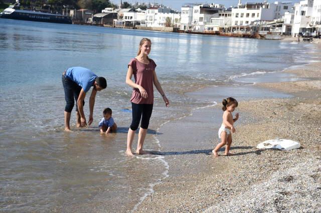 Muğla'da Vatandaşlar Kışın Ortasında Denize Girdi