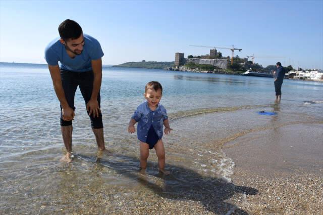 Muğla'da Vatandaşlar Kışın Ortasında Denize Girdi